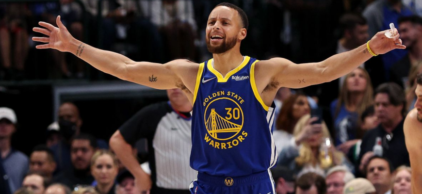 Cependant, Curry a continué